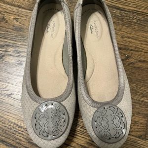 Clarks sz 7 slip on suede type material